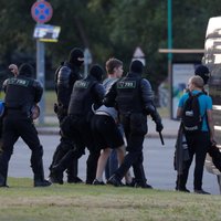 Третий день протестов в Беларуси: резиновые пули и баррикады из мусорников