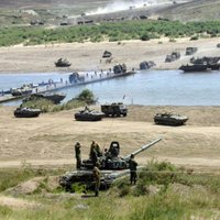 Krievija pie Ukrainas robežas pārgrupē karaspēku