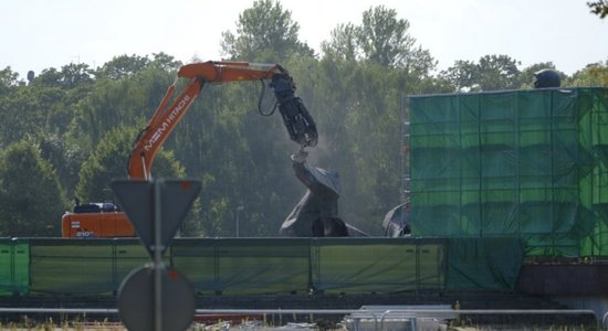 Снос памятника в Пардаугаве: демонтированы все три скульптуры cолдат (ФОТО, ВИДЕО)