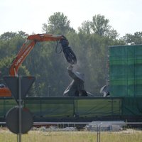 Снос памятника в Пардаугаве: демонтированы все три скульптуры cолдат (ФОТО, ВИДЕО)