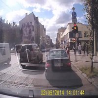Video: Džips un 'BMW' sarīko ātrumsacīkstes Rīgas centrā