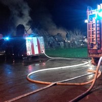 ФОТО: в Иецаве сгорел ангар, уничтожены семь машин и микроавтобус