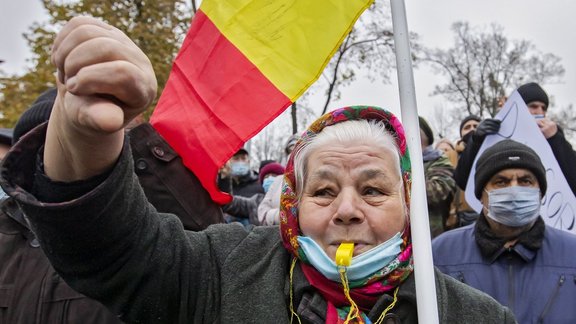 Moldovā tūkstoši protestē pret prezidenta pilnvaru samazinājumu - 7