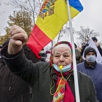 Foto: Moldovā tūkstoši protestē pret prezidentes pilnvaru ierobežošanu