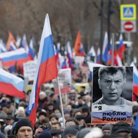 Foto: Noslepkavotā Ņemcova piemiņas gājienā Maskavā dodas ap 10 000 cilvēku