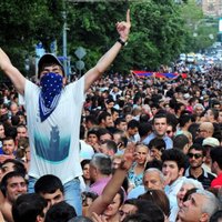 Armēnijā jau nedēļu ilgst protesti pret elektroenerģijas cenu paaugstināšanu