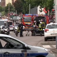 Baznīcā Francijā pēc ķīlnieku krīzes nogalināti divi uzbrucēji un mācītājs; 'Daesh' uzņemas atbildību