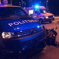 ФОТО, ВИДЕО: В Таллине полицейская машина взяла на таран мотоциклиста