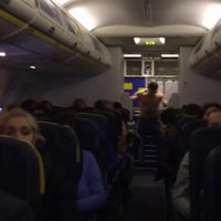 Pasažieri 'Ryanair' reisā no Rīgas neitralizē puspliku trakuli