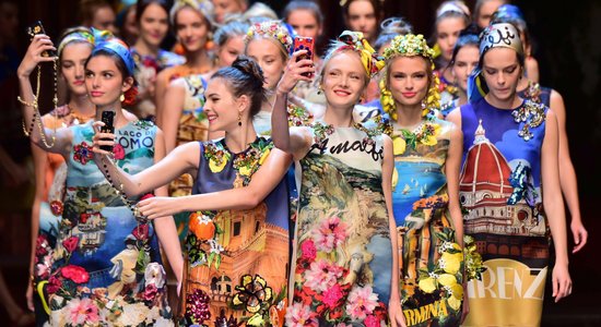 ФОТО: Новые технологии и мода — на показе Dolce & Gabbana модели делали селфи прямо на языке