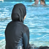 Французский аквапарк критикуют за мусульманский "День буркини"