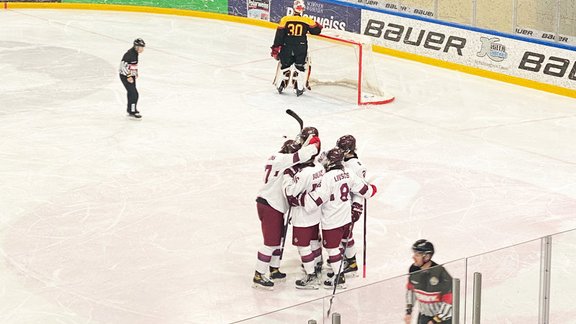 Latvijas U-18 hokejisti pirms pasaules čempionāta pieveic Vāciju Latvijas U-18 hokejisti pirms pasaules čempionāta pieveic Vāciju