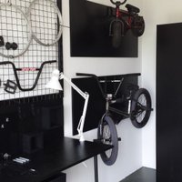 Istaba kā darbnīca un guļamistaba – stilīgas pārvērtības BMX riteņbraucējam