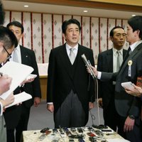 Japānas premjers apmeklē pretrunīgi vērtēto Jasukuni memoriālu
