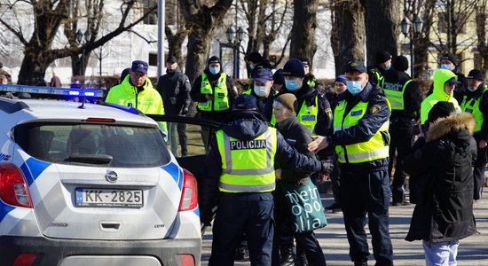 Pie Brīvības pieminekļa par atbalstu Krievijas agresijai Ukrainā aiztur sievieti