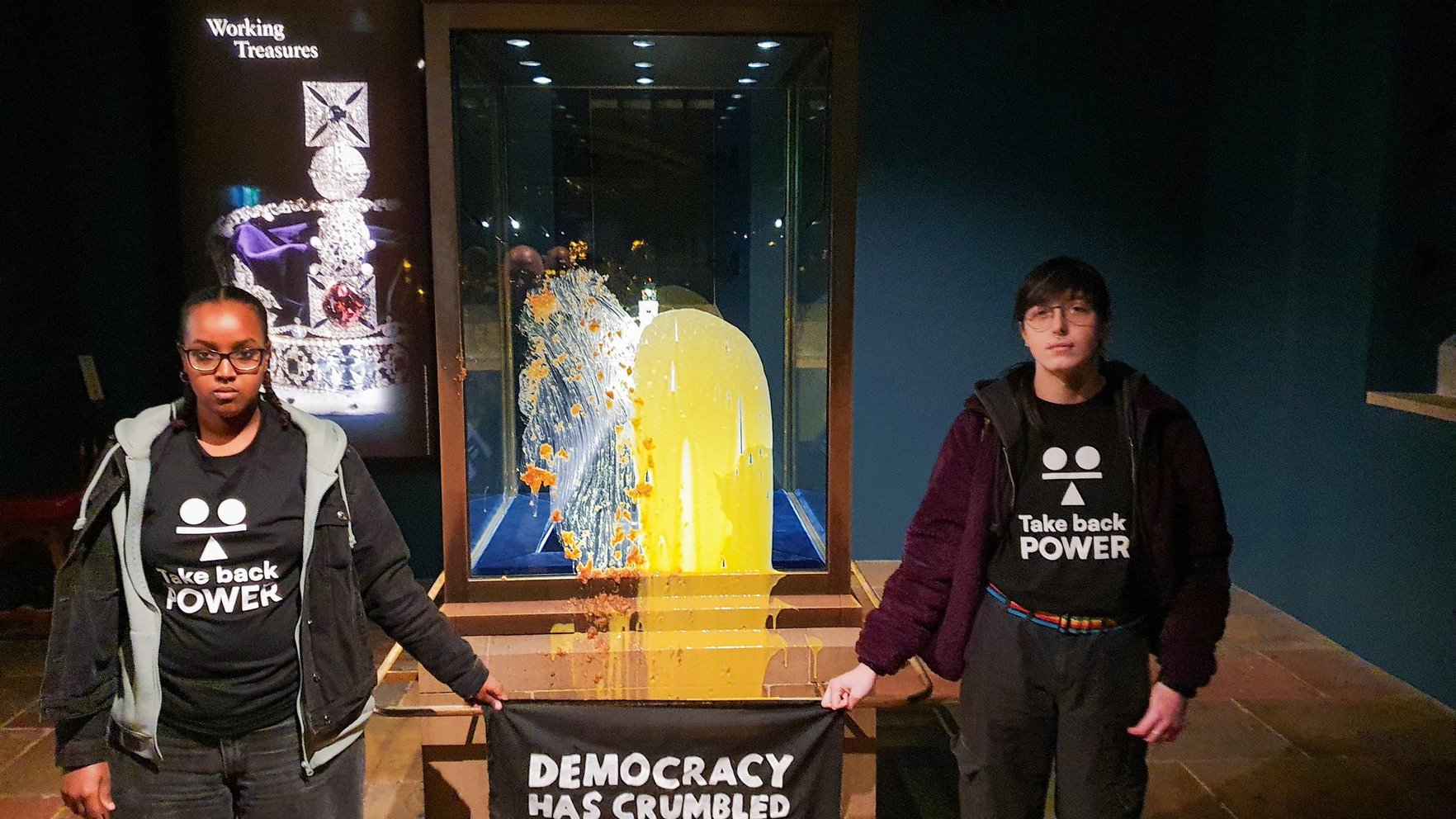 Protestētāji Londonas Tauerā ar ēdienu apķēpājuši kroņa vitrīnu