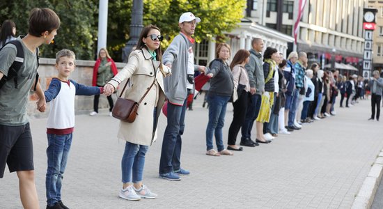 Foto: Vakcīnu pretinieki sadodas rokās galvaspilsētā