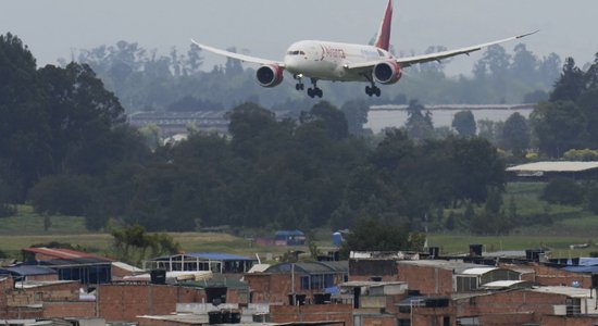 Kolumbijā atcelti desmitiem avioreisu degvielas trūkuma dēļ