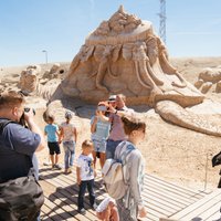 ФОТО: Скульптуры из песка в Елгаве вызвали большой интерес публики