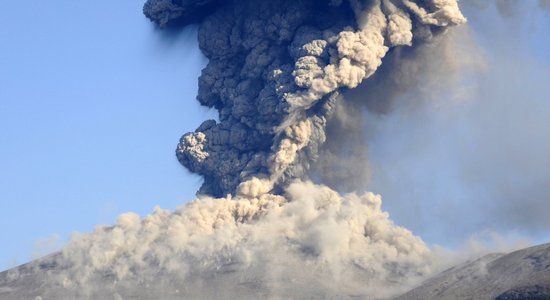 Santorīni vulkāns atņem rekordista laurus Tongas izvirdumam