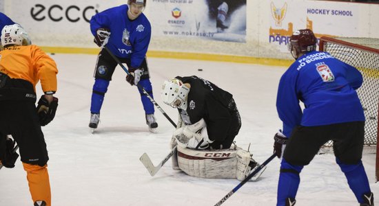 Latvijas hokeja izlases treniņiem pievienojies uzbrucējs Mickevičs