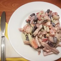 Sātīgie pupiņu salāti ar žāvētu gaļu un šampinjoniem