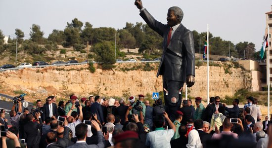 Foto: Palestīnā atklāj milzīgu cilvēktiesību aizstāvja Nelsona Mandelas statuju