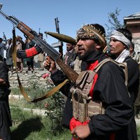Foto: Afgāņi ņem rokās šaujamos, lai aizstāvētos pret 'Taliban'