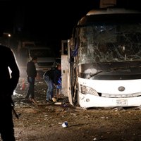 Foto: Ēģiptes piramīdu tuvumā saspridzina autobusu; četri mirušie