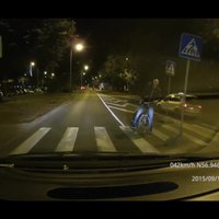 Video: Autovadītājs pret riteņbraucēju - bīstama situācija uz gājēju pārejas