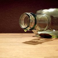 Čehijā aizturēti divi aizdomās turētie par saindētā alkohola izplatīšanu