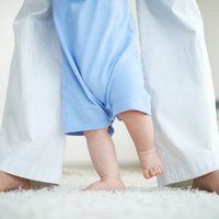 Bērna pirmie soļi: Kā mazuļi pareizi mācās staigāt