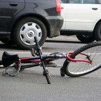 Возле круга на ул. Мукусалас сбит велосипедист: полиция ищет свидетелей
