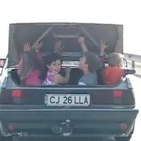 Glābēji atbrīvo auto bagāžniekā iesprūdušu bērnu
