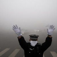 Ķīnas pilsētu Harbinu pārklājis biezs smogs