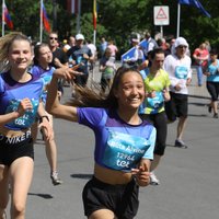 Foto: Prieks, sāncensība un laimes hormons 'Tet' Rīgas maratona masveidīgākajās distancēs