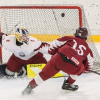 Foto: Latvijas U-20 hokejisti savstarpējā treniņspēlē cenšas sevi apliecināt treneriem