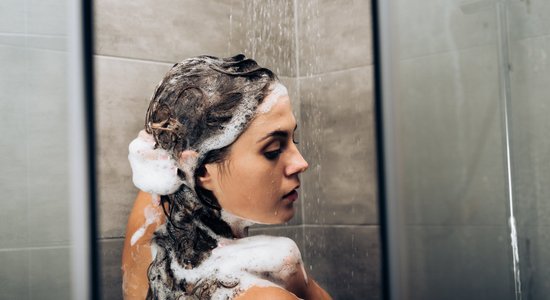 Cik bieži mazgāt matus, lai tie būtu veselīgi?