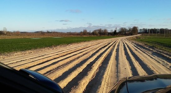 Foto: Autoceļš Dāliņi-Strēlnieks līdzinās kartupeļu vagām (papildināts ar ceļu uzturētāju komentāru)