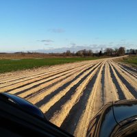 Foto: Autoceļš Dāliņi-Strēlnieks līdzinās kartupeļu vagām (papildināts ar ceļu uzturētāju komentāru)