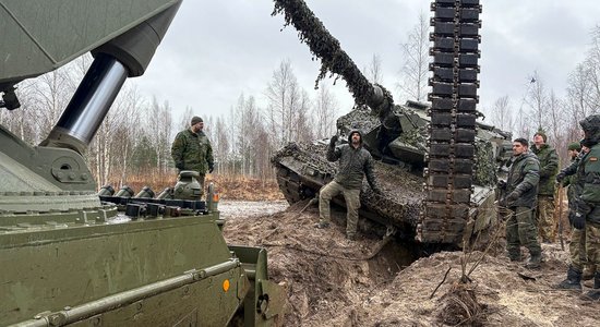 ФОТО. На полигоне в Адажи испанские и канадские солдаты вытащили из канавы танк Leopard 2