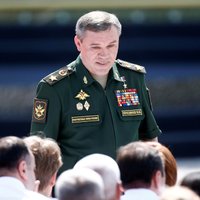 Pārbīdes Krievijas armijas vadībā liecina par Kremļa militārās kampaņas neveiksmēm, pauž Londona