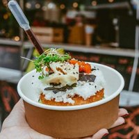 Foto: Par 2019. gada labāko Rīgas ielu ēdienu atzīts suši burgers