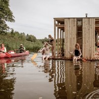 Studenti Somā parkā Igaunijā uzbūvējuši inovatīvu peldošu pirti, ko var izmantot bez maksas