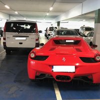Foto: 'Ferrari' superauto lepni noparkots 'Alfa' stāvvietā
