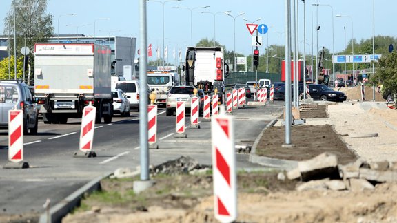 Ceļa remontdarbi Kārļa Ulmaņa gatvē pie "Depo" veikala.