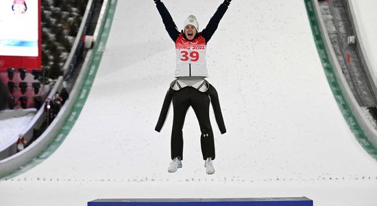 'Pekina 2022': Slovēnija izcīna vēsturiskas medaļas tramplīnlēkšanā