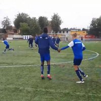 Video: 'Daugavpils' futbolisti trenējas, sadevušies rokās