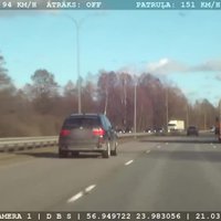 Policijas video: Jauniete ar 'Land Rover' joņo pa Jūrmalas šoseju