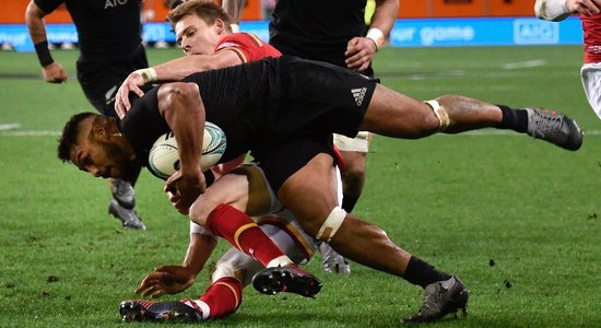 Anglijas regbisti trešo reizi uzvar Austrālijā, 'All Blacks' izrēķinās ar Velsu